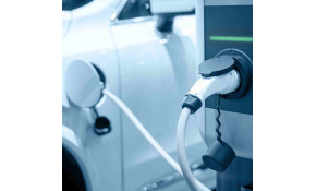 Recharger votre voiture électrique avec des panneaux solaires : une solution écologique et économique