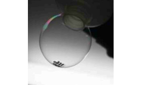 Un minuscule panneau solaire sur une bulle de savon